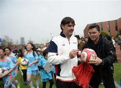 包含巨星的日常：赛场外的成长故事与生活点滴的词条
