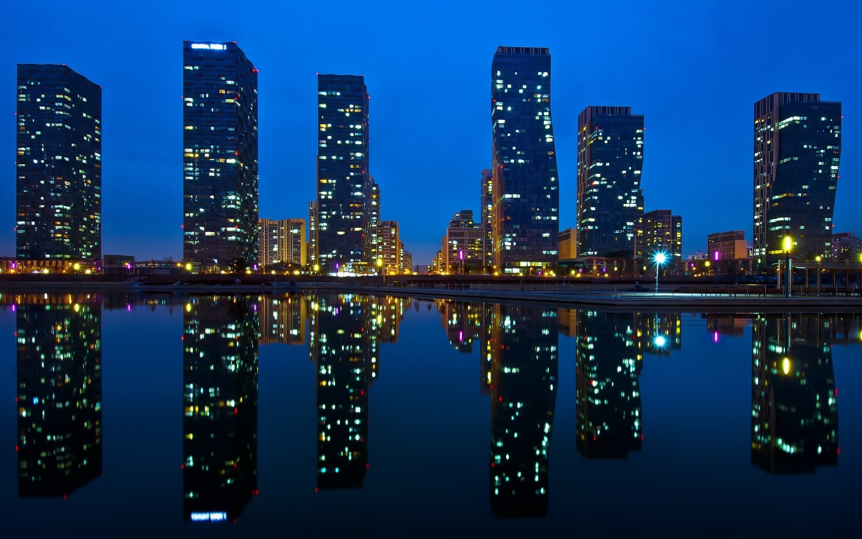 谷爱凌训练中展现高难动作，谷爱凌夺得佳绩